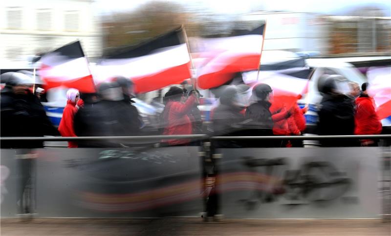 Haldenwang zu Protesten: Laues Lüftchen statt „Wutwinter” Die Teilnehmer einer Neonazi-Demonstration in Leipzig.