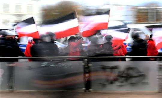 Die Teilnehmer einer Neonazi-Demonstration in Leipzig.
