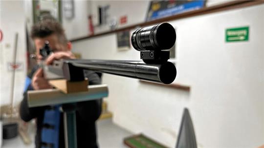 Die Teilnehmer können sich in verschiedenen Disziplinen mit dem KK-Gewehr oder dem Luftgewehr messen.