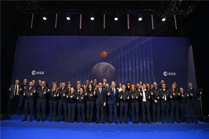 Die Teilnehmer und Teilnehmerinnen stehen auf dem Esa-Ministerratstreffen für ein Gruppenfoto zusammen. Die europäische Raumfahrtagentur Esa erhält ein deutlich erhöhtes Drei-Jahres-Budget in Höhe von 16,9 Milliarden Euro.