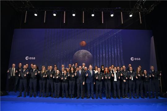 Die Teilnehmer und Teilnehmerinnen stehen auf dem Esa-Ministerratstreffen für ein Gruppenfoto zusammen. Die europäische Raumfahrtagentur Esa erhält ein deutlich erhöhtes Drei-Jahres-Budget in Höhe von 16,9 Milliarden Euro.