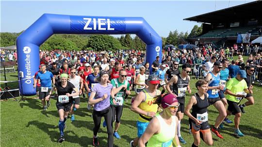 Die Teilnehmerfelder wachsen von Jahr zu Jahr beim Bad Harzburger Bergmarathon. An diesem Pfingstsamstag könnte erstmals die Grenze von 800 Läuferinnen und Läufern fallen, die sich vor den Tribünen der Rennbahn auf die verschiedenen Rundkurse begeben. Foto: Neuendorf
