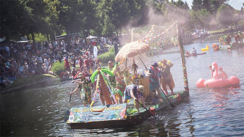 Fliegende Kirschkerne und eine Diesellok am Seil Die Teilnehmerinnen und Teilnehmer der traditionellen Badewannenrallye stellten sich sowohl der Wertung der Besucher als auch einer Jury.