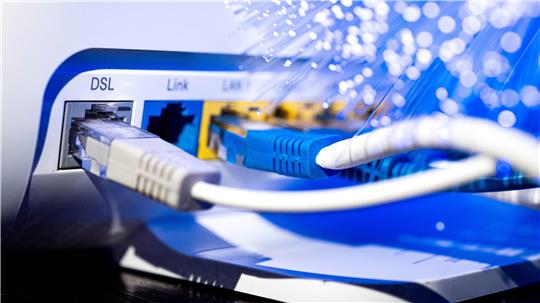 Mehrere Netzwerkkabel stecken in einem Router. 