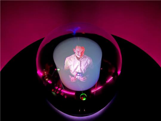 Die Telekom präsentiert auf der Mobilfunk-Messe Mobile World Congress in Barcelona einen Router mit Glaskugel, der Hologramm-Telefonie ermöglichen soll.