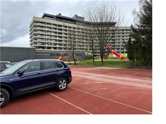 Die Tennisplätze des ehemaligen Maritim-Berghotels nutzt das Ahorn-Hotel aktuell unter anderem als Parkplatz. Auf ihnen soll aber eine Indoor-Spielanlage für Kinder und Jugendliche errichtet werden.  Foto: Eggers