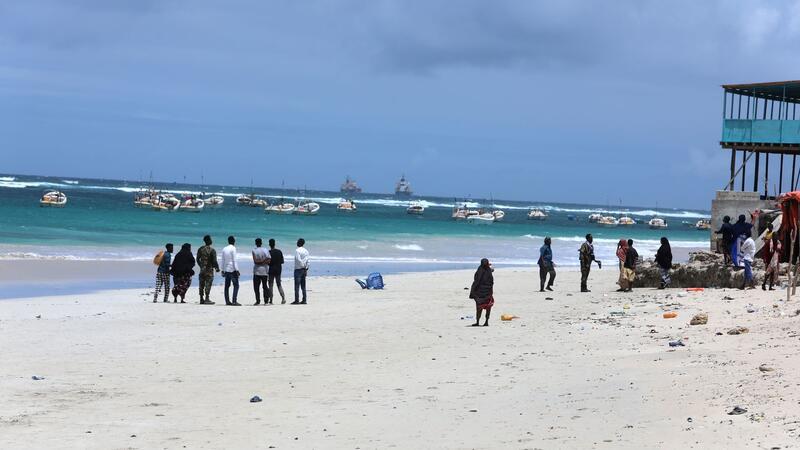 Blutbad am Strand in Somalia - Viele Tote bei Terrorangriff Die Terrororganisation Al-Shabaab hat an einem beliebten Strand in der Hauptstadt Mogadischu zugeschlagen.