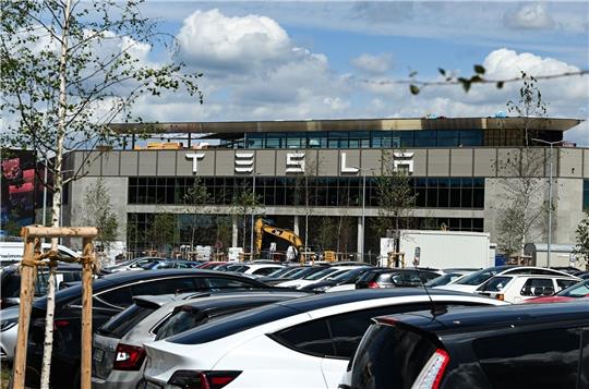Die Tesla Gigafactory in Berlin-Brandenburg will die Produktionszahlen verdoppeln. Dagegen gibt es Kritik.