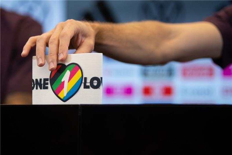 Sanktionen gefürchtet: England und die One-Love-Binde Die Three Lions könnten bei der mehrfarbigen One-Love-Kapitänsbinde doch noch einen Rückzieher machen.