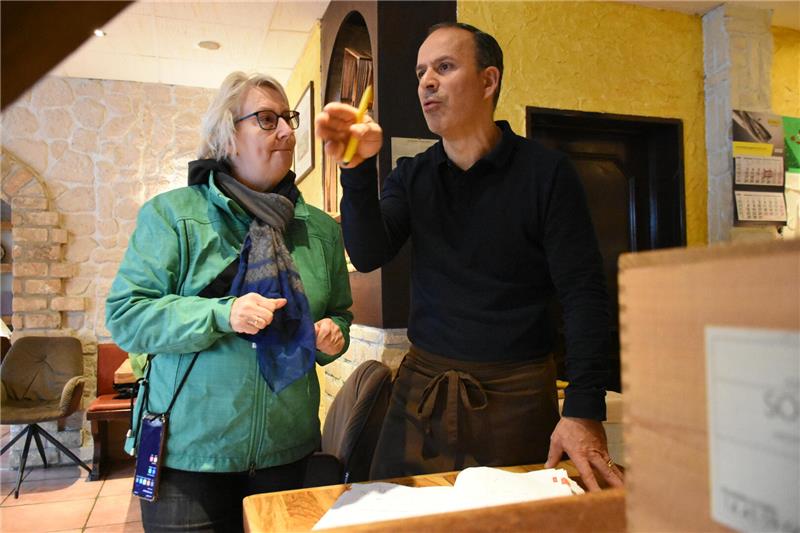 „Lieblingsitaliener“ Rigoletto in Goslar zieht die Notbremse Alessandro Carrozzo erklärt, welche Tische er für Martina Sigwarth zusammenstellen will.