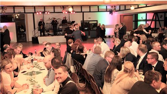 Die Tischreihen in der Festhalle von Wolfshagen sind zur „Italienischen Nacht“ bestens gefüllt. Foto: Neuendorf