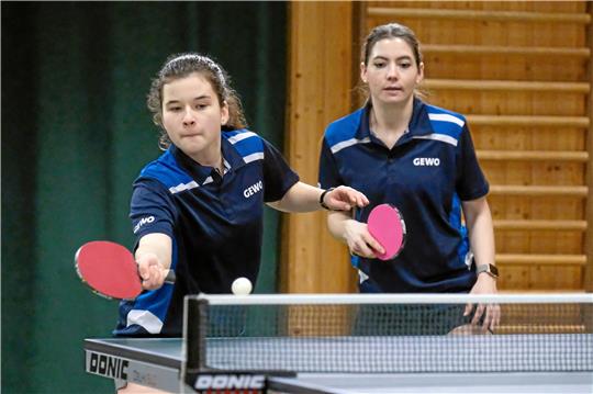 Die Tischtennis-Damen aus Bettingerode, hier ein Doppel mit Mareike Gräbner (re.) und Anja Winkler, sind auch in der am Wochenende beginnenden Saison in der Verbandsliga die klassenhöchste Mannschaft im Landkreis Goslar. Foto: GZ-Archiv