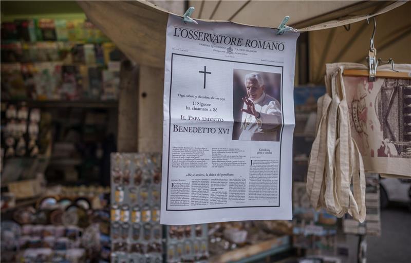 Scholz reist zu Trauerfeier für Benedikt XVI. Die Titelseite der amtlichen Vatikanzeitung «L’Osservatore Romano».