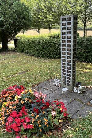 Die Tobias Gemeinschaft begleitet Verstorbene, die keine Angehörigen haben, und bestattet sie. Für diese Menschen gibt es eine Stele mit Namen.