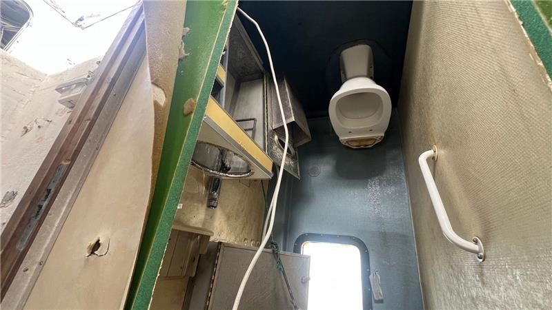 Die Toilette steht Kopf im Aufbau des ehemaligen Lotsenboots, das vor Sylt angespült worden ist. 