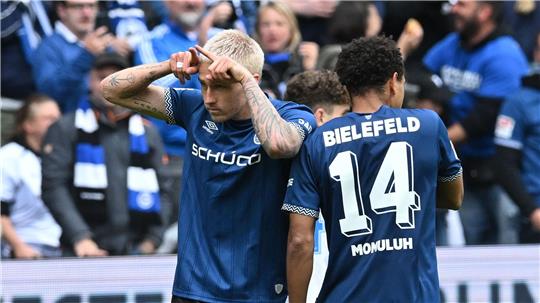 Die Torschützen Joel Grodowski (links) per Doppelpack und Monju Momuluh drehen für Bielefeld das Spiel.
