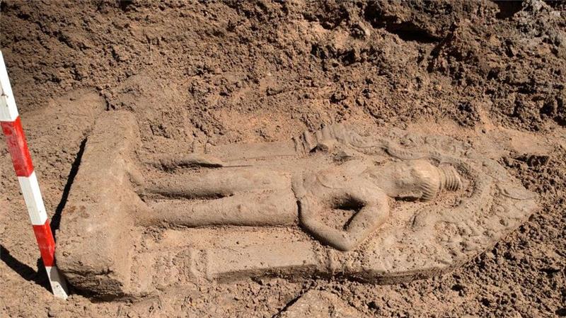 Kambodscha: Archäologen entdecken uralte Statuen in Angkor Die Torwächter sind rund einen Meter groß und wurden am Nordeingang von Angkor Thom entdeckt.