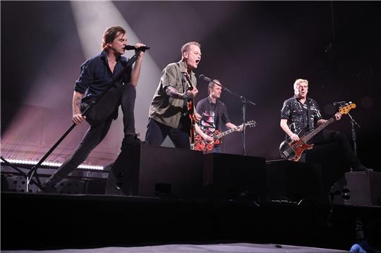Die Toten Hosen haben am 24. Februar ein Benefizkonzert für die Erdbebenopfer gegeben.