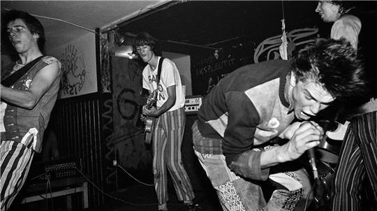 Die Toten Hosen um Sänger Campino (rechts) im März 1983 bei ihrem "Auswärtsspiel" in Ost-Berlin. Foto: JKP/SWR/dpa