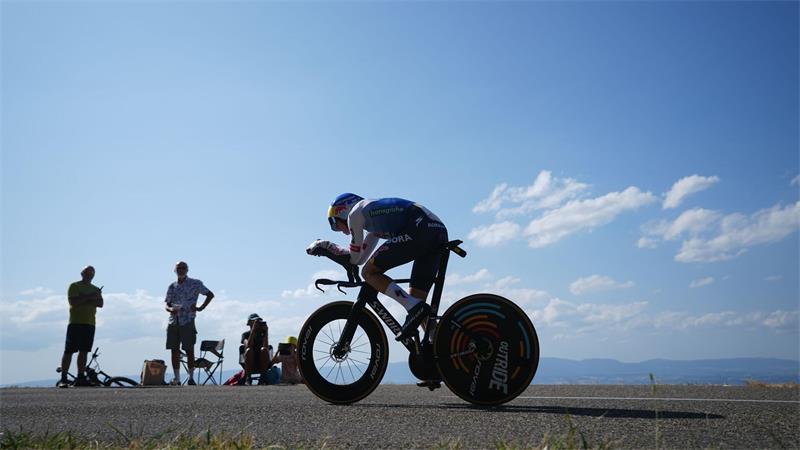 Von Betreuer gestützt: Sturz-Schock um Lipowitz bei der Tour Die Tour ist für Florian Lipowitz nach dem Sturz beim Zeitfahren beendet.