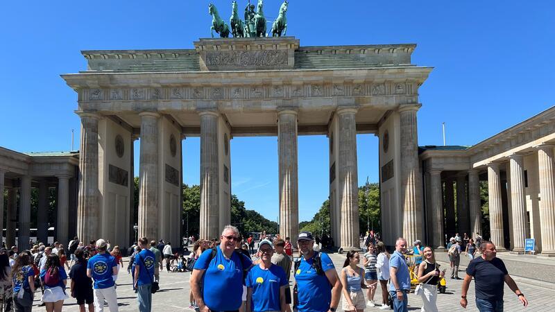 Lions-Jugendcamp im Oberharz: Wer zahlt das alles? Die Tour mit den Schülern des Jugendcamps am Oderteich führt auch nach Berlin zum Brandenburger Tor, vor dem sich im Vordergrund die Betreuer Thomas Hülsmann (l.) und Sven Hoffmann (r.) mit Christian Rathmann vom Lions-Club Hannover-Maschsee (Mitte) fotografieren lassen.