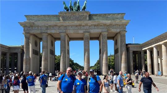Die Tour mit den Schülern des Jugendcamps am Oderteich führt auch nach Berlin zum Brandenburger Tor, vor dem sich im Vordergrund die Betreuer Thomas Hülsmann (l.) und Sven Hoffmann (r.) mit Christian Rathmann vom Lions-Club Hannover-Maschsee (Mitte) fotografieren lassen.