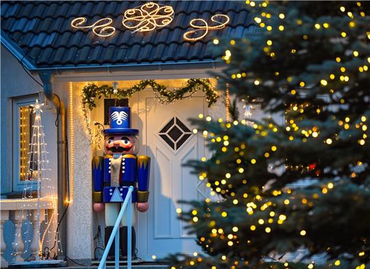 Die Tourist-Informationen Oberharz veranstalten einen Wettbewerb und suchen das schönste Weihnachtshaus. Bis zum 8. Dezember können Fotos von dekorierten Häusern eingereicht werden. Symbolfoto: Pleul/dpa