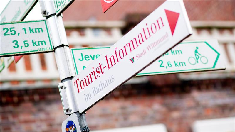 Die Tourist-Informationen in den Urlaubsregionen können bei der Suche nach freien Unterkünften helfen. (Archivbild)