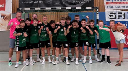 Die Trainer Stephan Schönfeldt (l.) und Fenja Mönnich-Matthes (r.) mit der erfolgreichen Jugend B der HSG Liebenburg-Salzgitter nach dem Aufstiegsturnier in Rotenburg. 