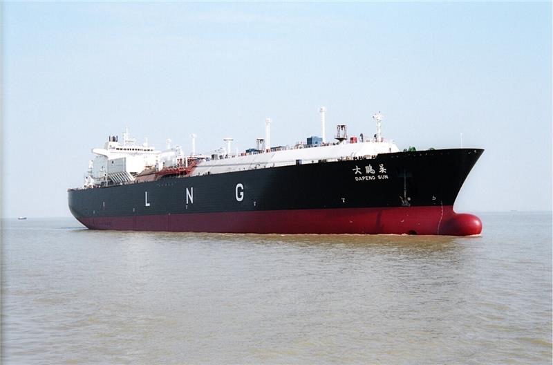 Die „Transgas Power“ der griechischen Reederei Dynagas wurde in China gebaut. Das 294 Meter lange Schiff soll im kommenden Winter an der Nordseeküste festmachen und dann als schwimmendes Terminal für Flüssiggas dienen. Foto: Hudong-Zhonghua Shipbuilding Group