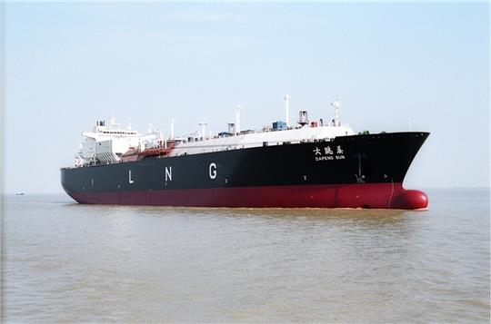 Die „Transgas Power“ der griechischen Reederei Dynagas wurde in China gebaut. Das 294 Meter lange Schiff soll im kommenden Winter an der Nordseeküste festmachen und dann als schwimmendes Terminal für Flüssiggas dienen. Foto: Hudong-Zhonghua Shipbuilding Group