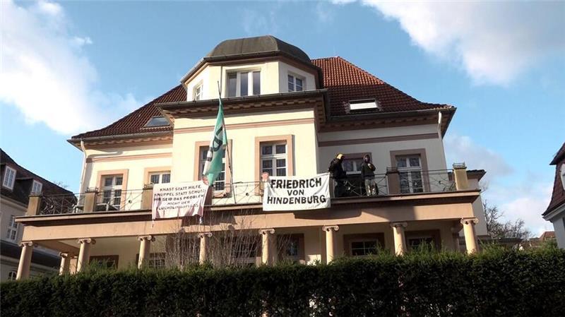 Die Transparente trugen die Aufschriften „Knast statt Hilfe, Knüppel statt Schutz - ihr seid das Problem, nicht der „Flüchtlingsfluss““ und „Friedrich von Hindenburg“.