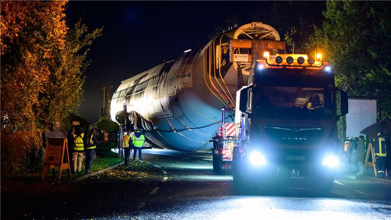 Bundeswehr-Airbus im Serengeti-Park angekommen Die Transportstrecke führte auf einer Länge von rund 1,8 Kilometern durch das Landschaftsschutzgebiet.