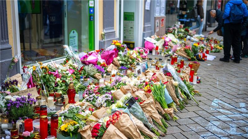 Die Trauer um den getöteten Lorenz ist groß. Bei ihren Ermittlungen ist die Staatsanwaltschaft nun einen großen Schritt weiter. (Archivbild) 
