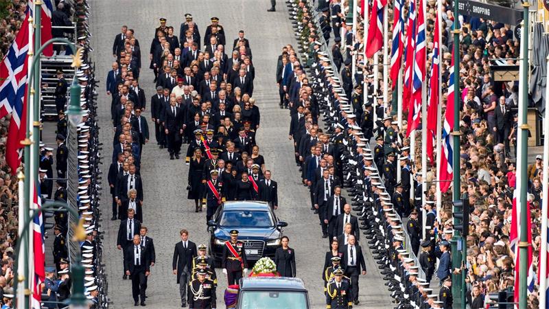 „Takk“: Tränenreicher Abschied von König Harald in Oslo Die Trauerprozession zieht durch Oslo.