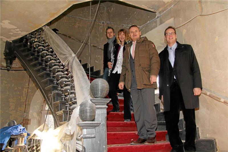Die Treppe bleibt: Architekt Marco Evers, Hildesheims Krankenhaus-Chefin Birgit Hörske, Ameos-Vorstand Michael Dieckmann und Ex-Starck-Mann Gerald Baehnisch als neuer Ameos-Kommunikationschef für die Region (v.li.) auf der Baustelle.  Foto: Heine