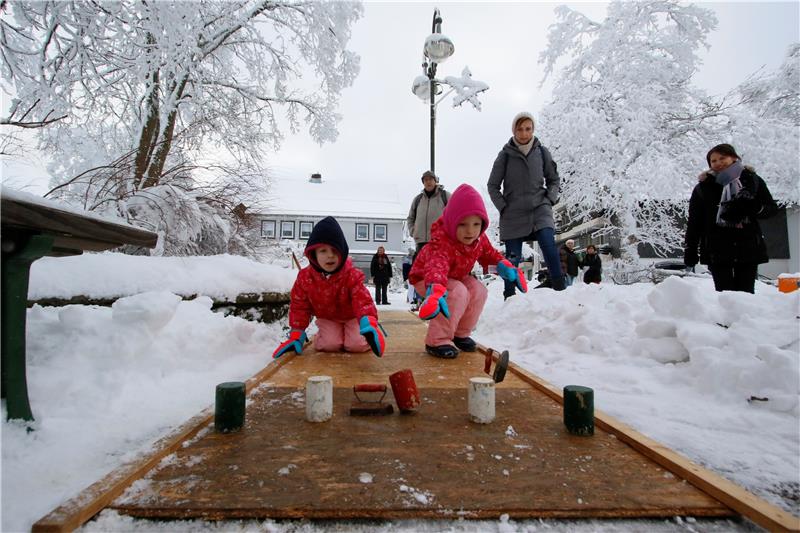Die Treppenterrier aus Bockenem bieten beim Winterfest Spiele für Kinder an, wie hier das Setzbügeleisen-Werfen.