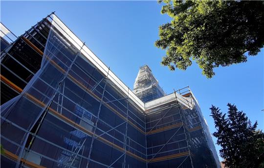 Die Trinitatiskirche ist noch eingepackt. Das Ende der Sanierung soll Ende November sein, das Ende der Malerarbeiten Mitte September. Fotos: Potthast