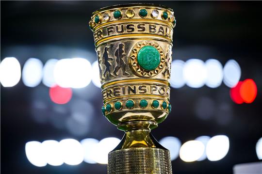 Die Trophäe des DFB-Pokals steht vor dem Spiel im Stadion.