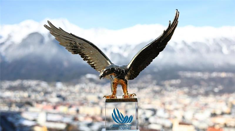 Eierlikör als Belohnung: Österreich dominiert Paschke & Co. Die Trophäe für den Tournee-Sieger: Der goldene Adler.