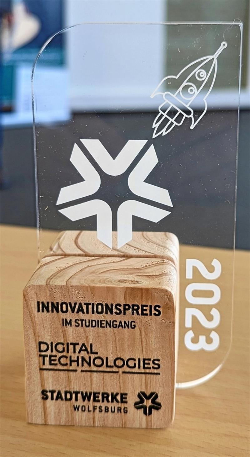 Digit-Studenten: Preis für einen digitalen Bücherkoffer Die Trophäe für die Goslarer Studenten.