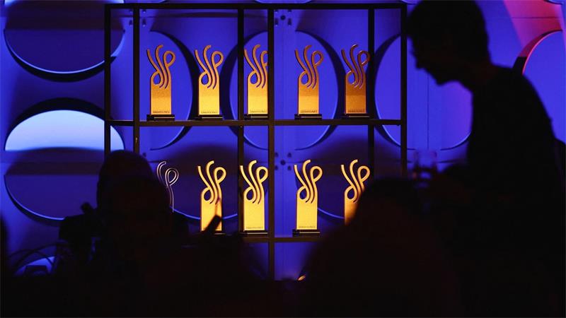 Die Trophäen des Deutschen Schauspielpreises stehen vor der Verleihung in Berlin auf einem Regal.