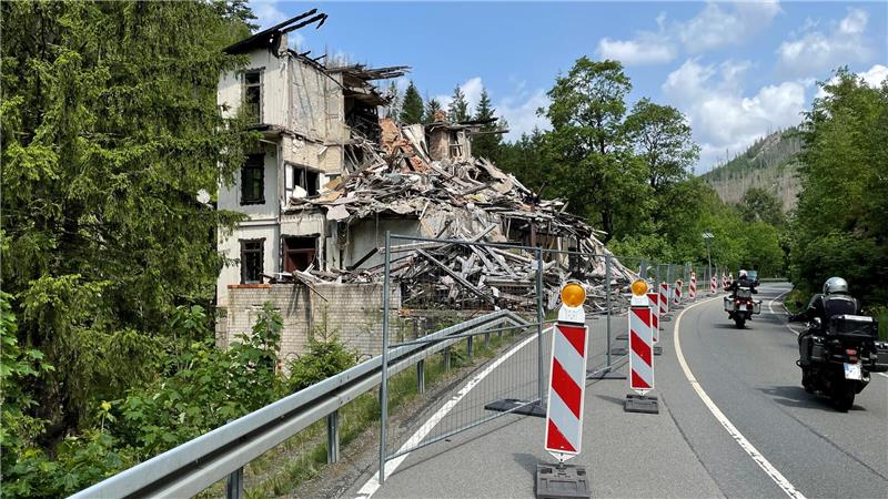 Stadt Goslar gefordert: Der Schandfleck „Villa Helene“ muss weg Die Trümmer der „Villa Helene“ stören seit Oktober 2023, nicht nur den Verkehr, sondern auch den Anblick im Okertal.