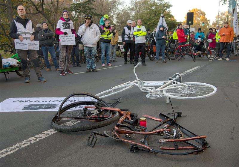 Mahnwache für getötete Radfahrerin in Berlin Die Trümmer des Fahrrads der getöteten Frau und ein sogenanntes Geisterrad liegen auf der Bundesallee in Berlin-Wilmersdorf.