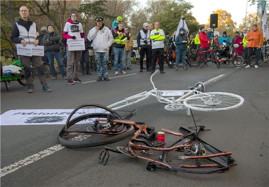 Die Trümmer des Fahrrads der getöteten Frau und ein sogenanntes Geisterrad liegen auf der Bundesallee in Berlin-Wilmersdorf.