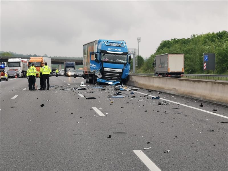 Unfall auf der A 7 bei Rhüden: Vier Personen verletzt Die Trümmerteile haben sich weit über die Fahrbahn verteilt. Foto: Feuerwehr Seesen