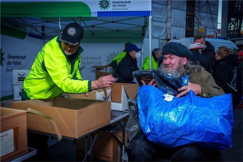 Die Truppe der Gewerkschaft der Polizei ist seit Jahren mit vielen helfenden Händen in Berlin dabei, wenn es um die Verteilung der warmen Kleidung geht.