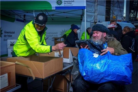 Die Truppe der Gewerkschaft der Polizei ist seit Jahren mit vielen helfenden Händen in Berlin dabei, wenn es um die Verteilung der warmen Kleidung geht.