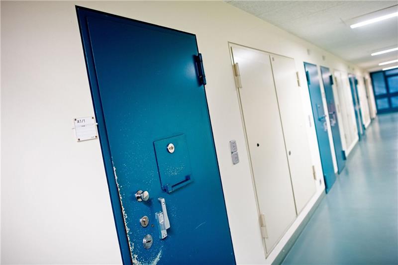 Mehr Drogenfunde in niedersächsischen Gefängnissen Die Tür einer Gefängniszelle der Justizvollzugsanstalt (JVA) ist verschlossen.