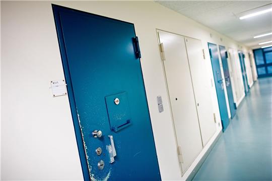Die Tür einer Gefängniszelle der Justizvollzugsanstalt (JVA) ist verschlossen.